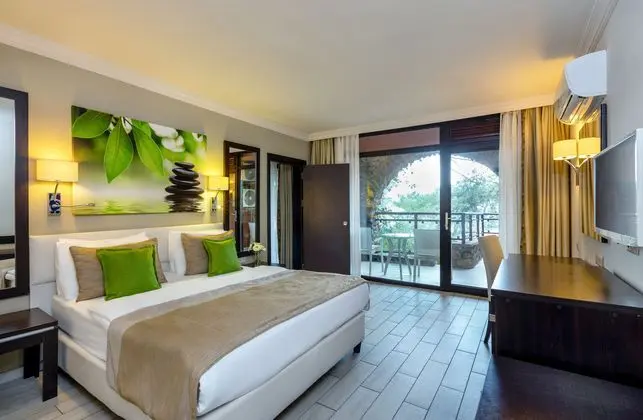 https://images.etstur.com/imgproxy/resize/2560x1440/files/images/hotelImages/etsrooms/517820/Marmaris_Bay_Resort_20250314171315_0.jpg