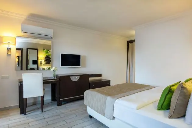 https://images.etstur.com/imgproxy/resize/2560x1440/files/images/hotelImages/etsrooms/517820/Marmaris_Bay_Resort_20250314171315_1.jpg