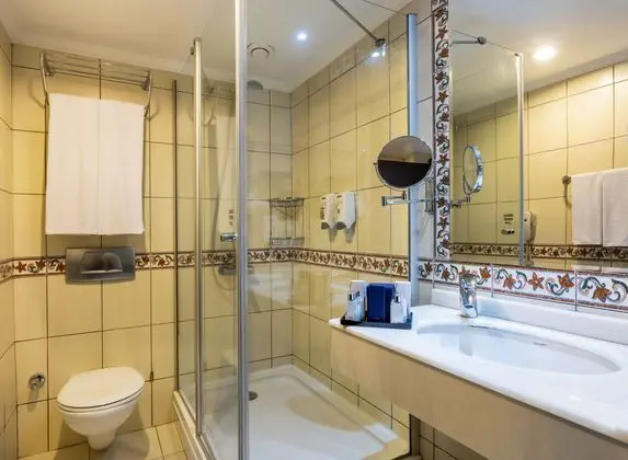 https://images.etstur.com/imgproxy/resize/2560x1440/files/images/hotelImages/etsrooms/517820/Marmaris_Bay_Resort_20250314171315_3.jpg