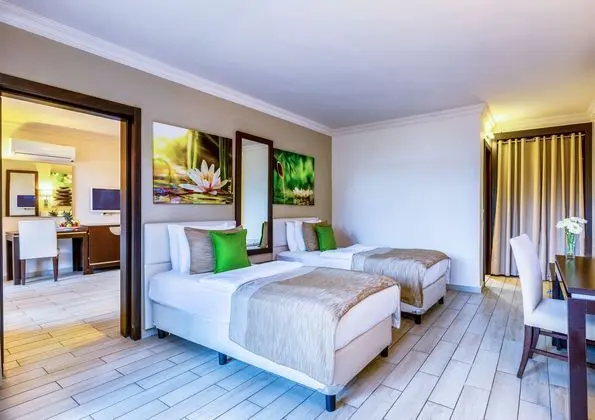 https://images.etstur.com/imgproxy/resize/2560x1440/files/images/hotelImages/etsrooms/517820/Marmaris_Bay_Resort_20250314171315_5.jpg