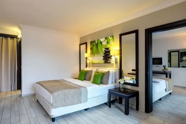 https://images.etstur.com/imgproxy/resize/2560x1440/files/images/hotelImages/etsrooms/517820/Marmaris_Bay_Resort_20250314171315_6.jpg