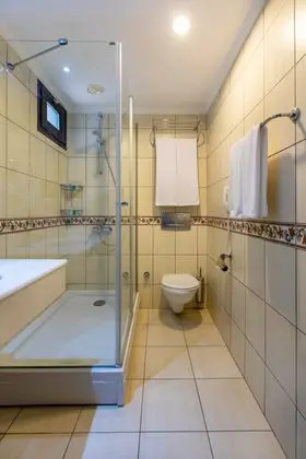 https://images.etstur.com/imgproxy/resize/2560x1440/files/images/hotelImages/etsrooms/517820/Marmaris_Bay_Resort_20250314172157_0.jpg