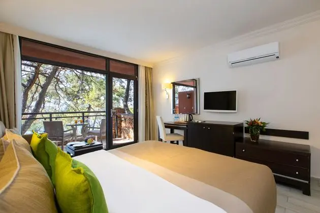 https://images.etstur.com/imgproxy/resize/2560x1440/files/images/hotelImages/etsrooms/517820/Marmaris_Bay_Resort_20250314172157_2.jpg