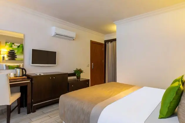 https://images.etstur.com/imgproxy/resize/2560x1440/files/images/hotelImages/etsrooms/517820/Marmaris_Bay_Resort_20250314172157_5.jpg