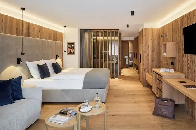 Megalodon- Traditional deluxe