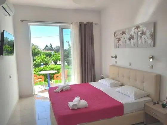 APARTMENT, 1 BEDROOM, VERANDA, GARDEN AND COUNTRY VIEW (1)