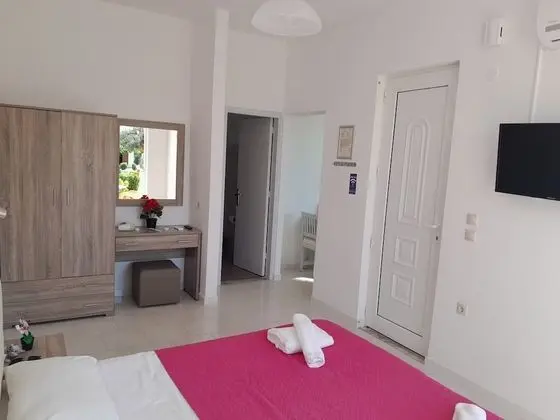 APARTMENT, 1 BEDROOM, VERANDA, GARDEN AND COUNTRY VIEW (1)