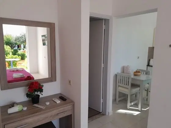 APARTMENT, 1 BEDROOM, VERANDA, GARDEN AND COUNTRY VIEW (1)