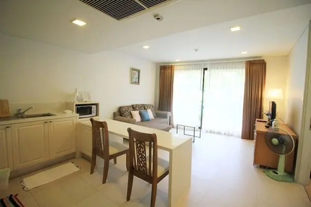 1 Bedroom with garden view