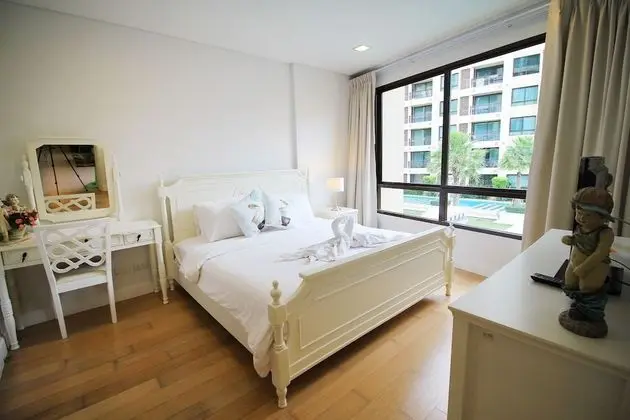 1 Bedrooms with pool view