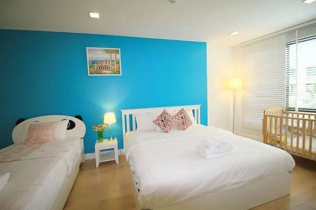 2 Bedrooms with pool view