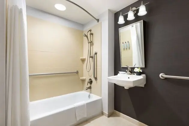 Oda, 1 En Büyük (King) Boy Yatak (Mobility Accessible, Tub)