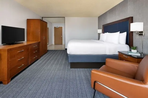 Oda, 1 En Büyük (King) Boy Yatak (Mobility/Hearing Access, Roll-In Shwr)