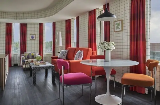 Süit, 1 En Büyük (King) Boy Yatak ve Çekyat (Graduate Executive King Suite)