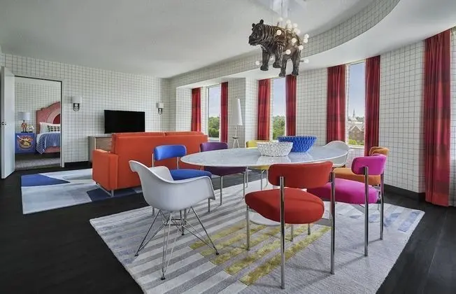Süit, 1 En Büyük (King) Boy Yatak ve Çekyat (Graduate Executive King Suite)