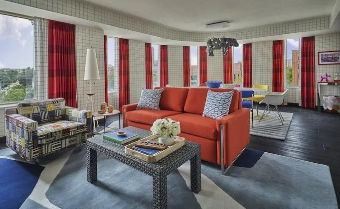 Süit, 1 En Büyük (King) Boy Yatak ve Çekyat (Graduate Executive King Suite)