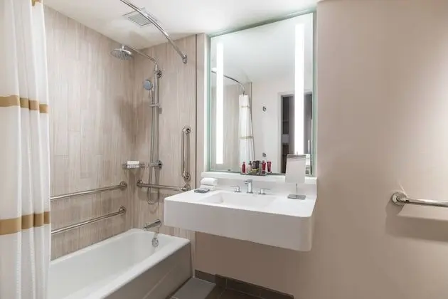 Oda, 1 En Büyük (King) Boy Yatak, Göl Manzaralı (Mobility/Hearing Accessible, Tub)