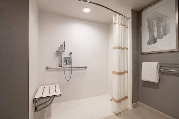Junior Süit, 2 Büyük (Queen) Boy Yatak (Mobility Accessible, Roll-In Shower)