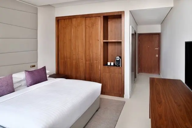 Oda, 1 En Büyük (King) Boy Yatak, Sigara İçilebilir (Concierge Level)