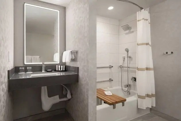 Oda, 1 En Büyük (King) Boy Yatak ve Çekyat (Mobility Accessible, Tub)