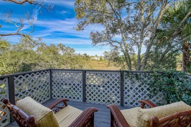Ev (Marsh Treehouse)