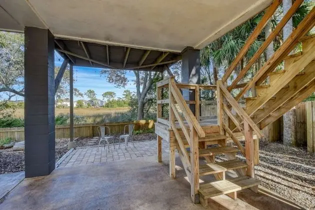 Ev (Marsh Treehouse)