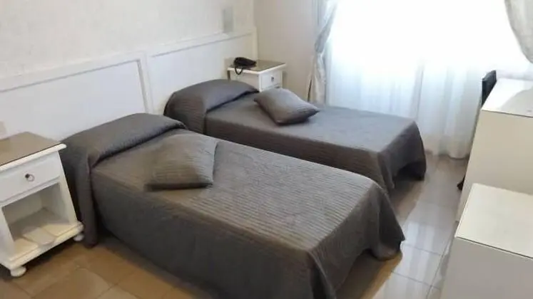 Tek Büyük Yataklı Oda, 2 Tek Kişilik Yatak