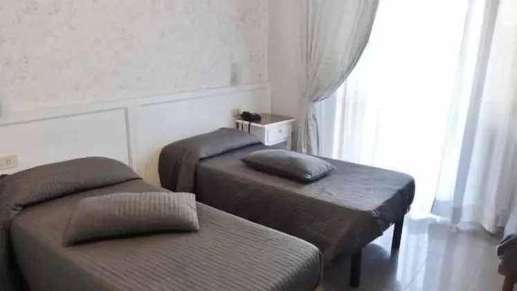 Tek Büyük Yataklı Oda, 2 Tek Kişilik Yatak