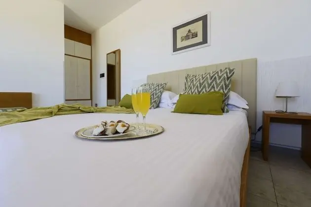 Standard Oda, 1 Büyük (Queen) Boy Yatak, Sigara İçilmez (Converts to 2 Twin Beds)