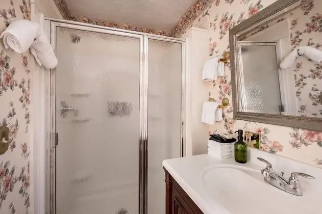 Oda, 1 Büyük (Queen) Boy Yatak (Typhoon)