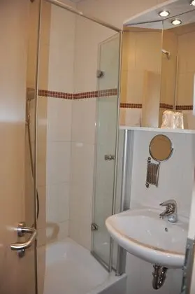 Üç Kişilik Oda