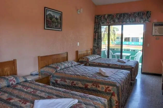 Standard Oda (3 Double Beds)