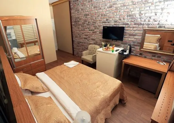 Standart Çift Kişilik Kara Manzaralı Oda