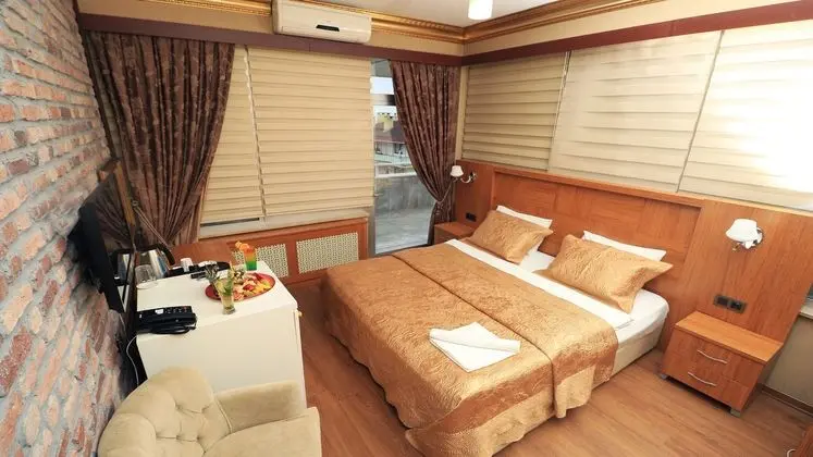Standart Çift Kişilik Kara Manzaralı Oda