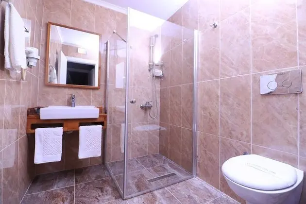 Standart Çift Kişilik Kara Manzaralı Oda