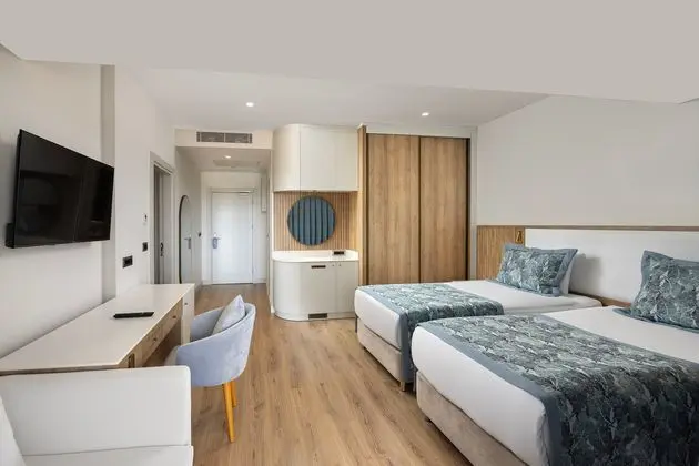 https://images.etstur.com/imgproxy/resize/2560x1440/files/images/hotelImages/etsrooms/1131/Marvida_Family_Eco_20250513094044_3.jpg