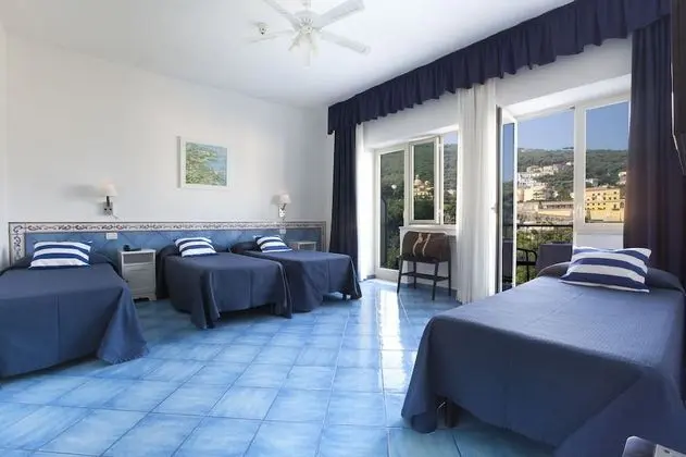 4 Kişi Kapasiteli 1 Çift Kişilik Yatak