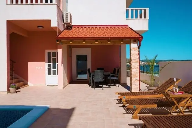 Ev (Mary - with pool - H(8))