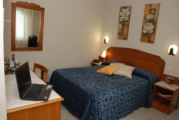 Büyük Yataklı Tek Kişilik Oda