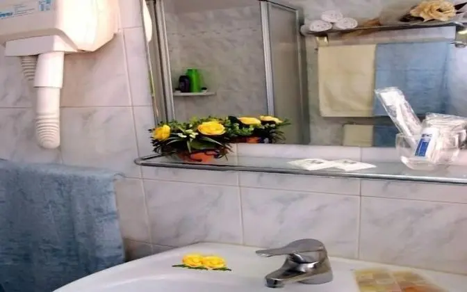 Büyük Yataklı Tek Kişilik Oda