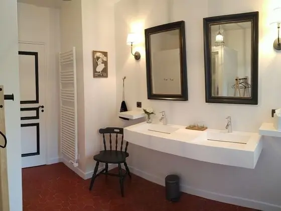 Comfort Tek Büyük Yataklı Oda, Özel Banyo, Bahçe Manzaralı (Bel Arbre)