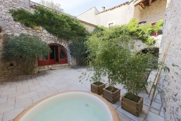 Premium Tek Büyük Yataklı Oda, Havuz Kullanımı, Havuz Manzaralı (Les Sentiments)