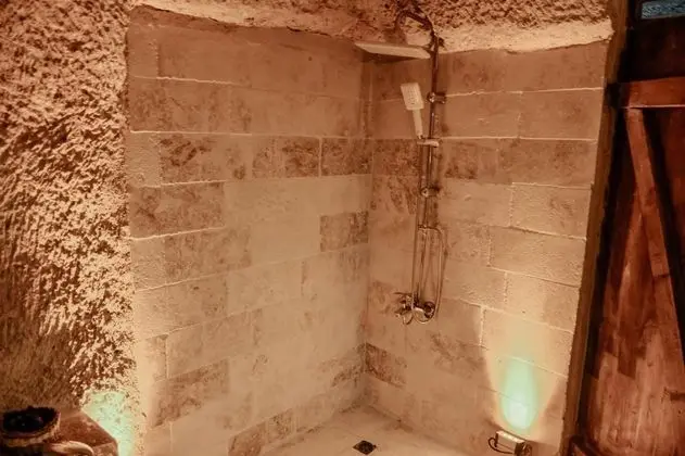 Jakuzili Cave Suite