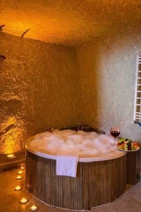 Jakuzili Cave Suite