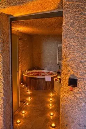 Jakuzili Cave Suite