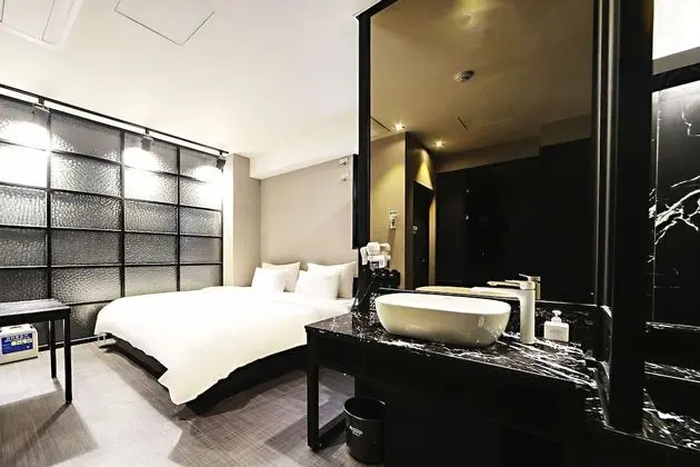 Standard Oda (No Breakfast on Mondays)