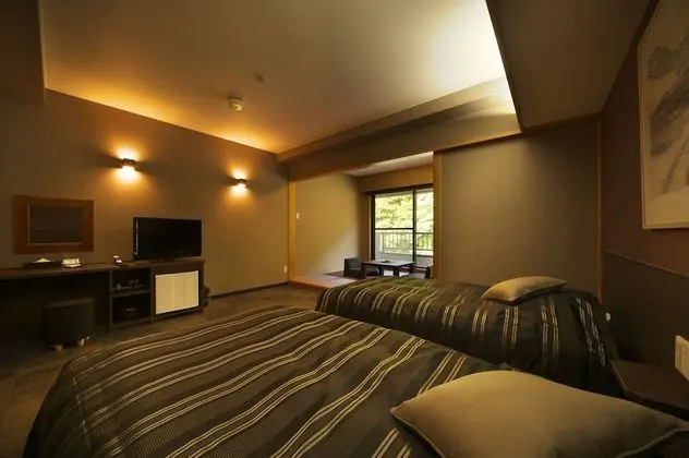 İki Ayrı Yataklı Oda (Modern twin room with tatami area)