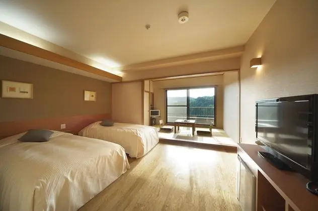 İki Ayrı Yataklı Oda (Modern twin room with tatami area)