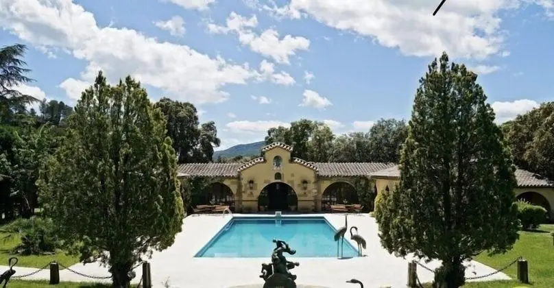 Luxury Oda