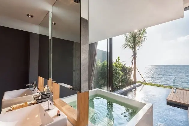 Beachfront Grand Pool Villa